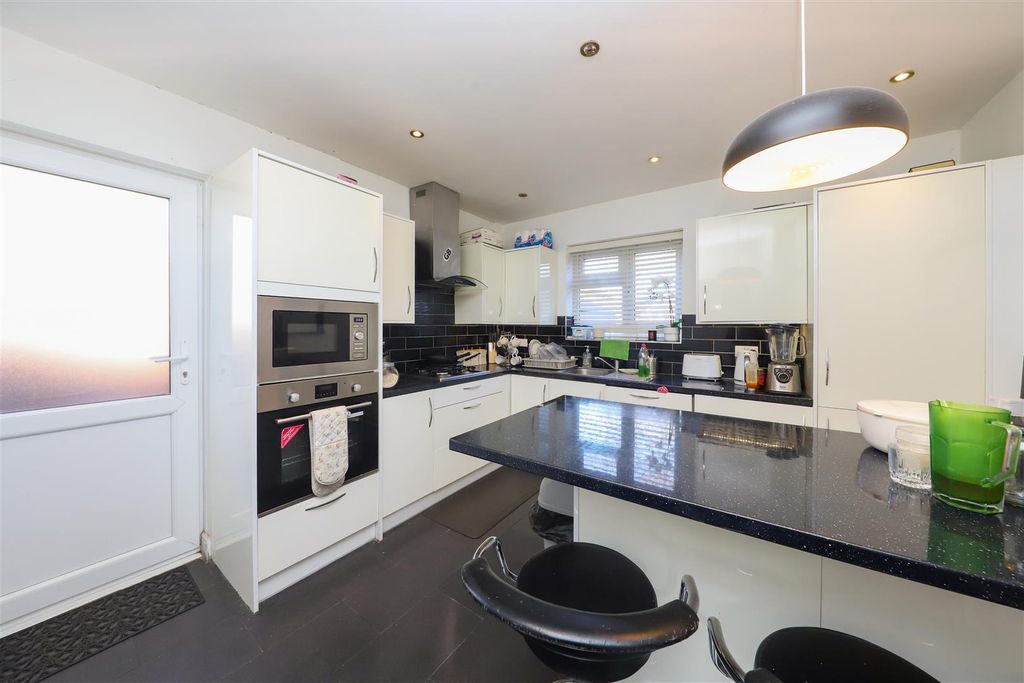 Property photo 2 of 10 Kitchen