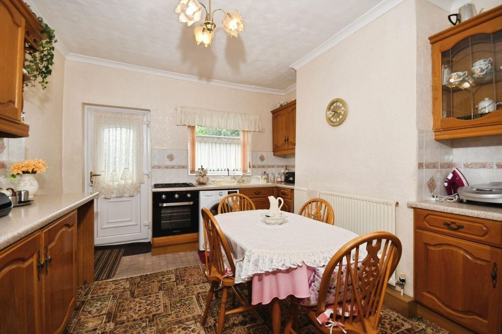 Property photo 3 of 16 Kitchen 03.Jpg
