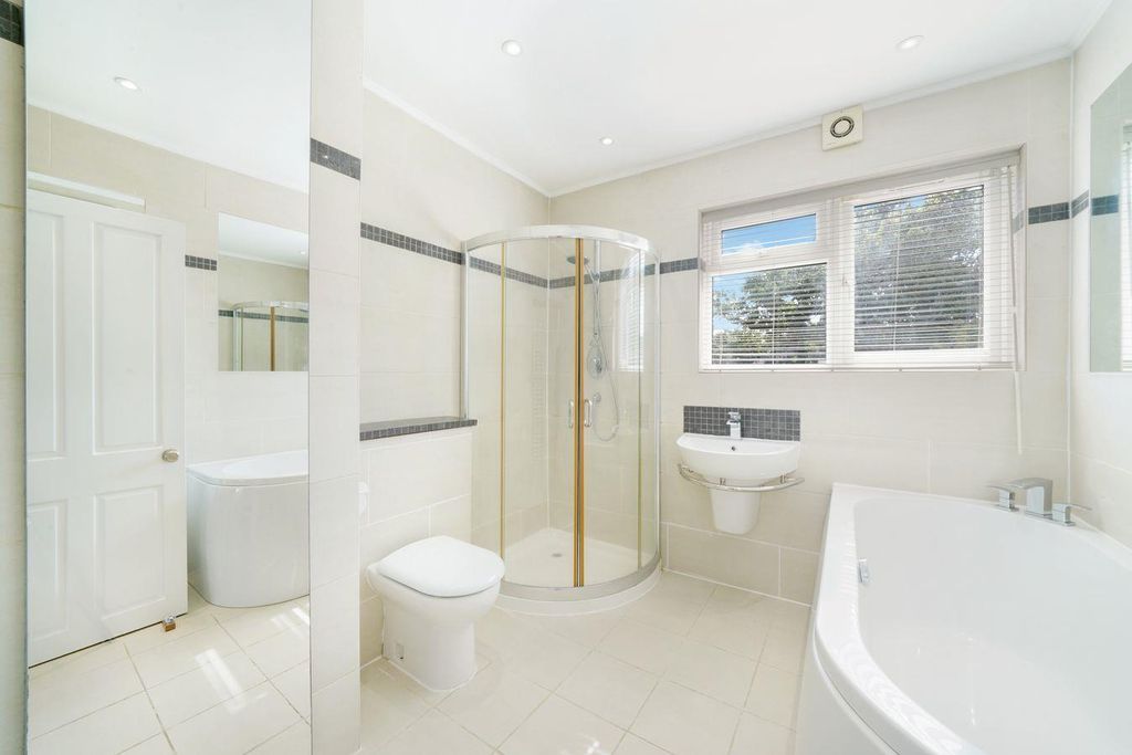 Property photo 3 of 16 48 Manor Road Harrow London Ha1 2Pd - 011.Jpg