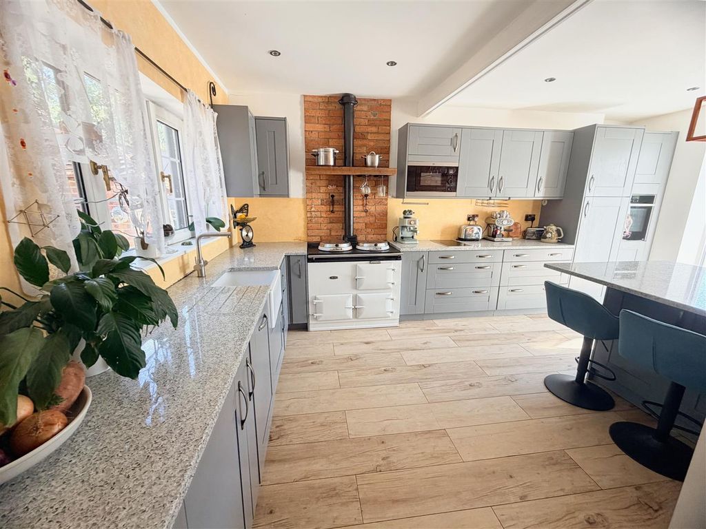 Property photo 2 of 19 Kitchen