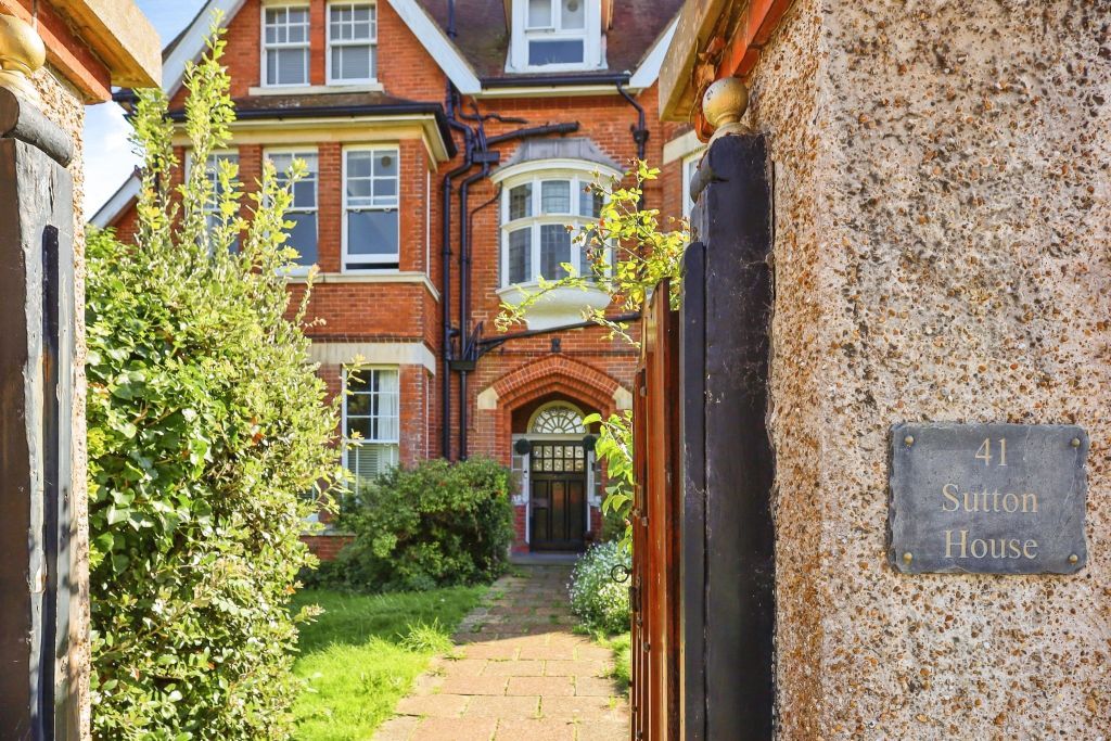 Property photo 2 of 31