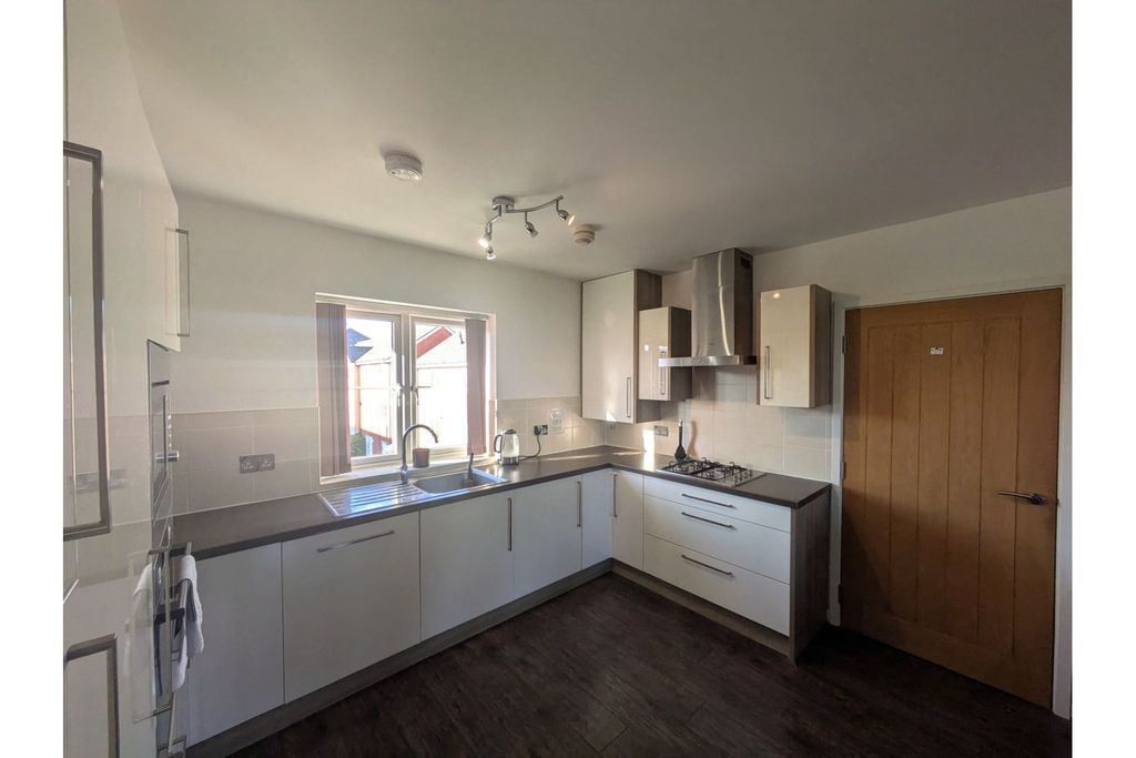 Property photo 3 of 12 Kitchen