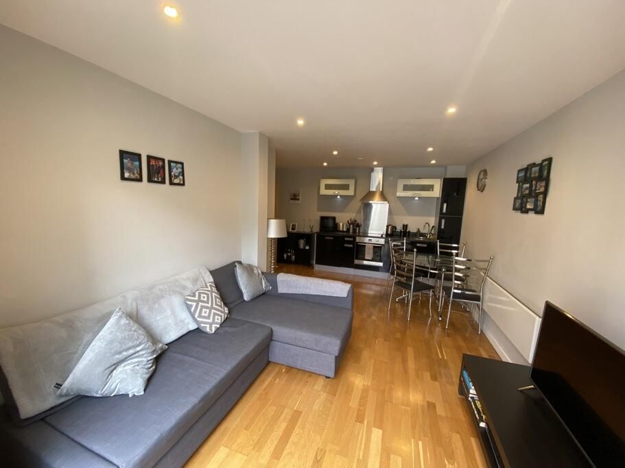 Property photo 1 of 5 2 Bedroom On Queen Caroline St, W14