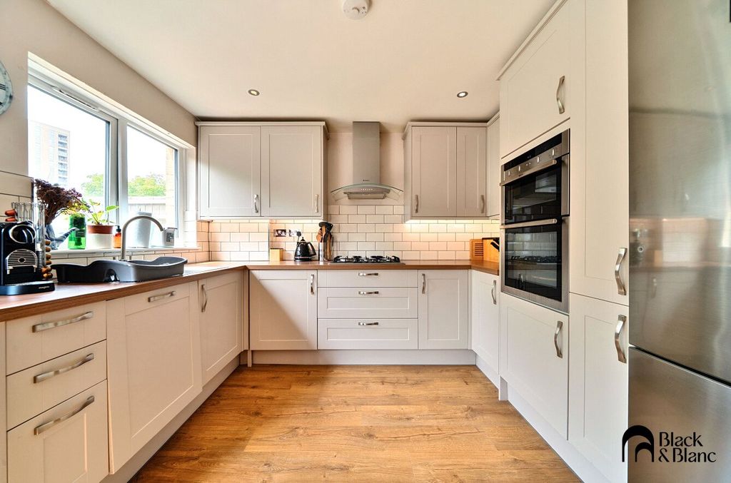 Property photo 3 of 16 Kitchen
