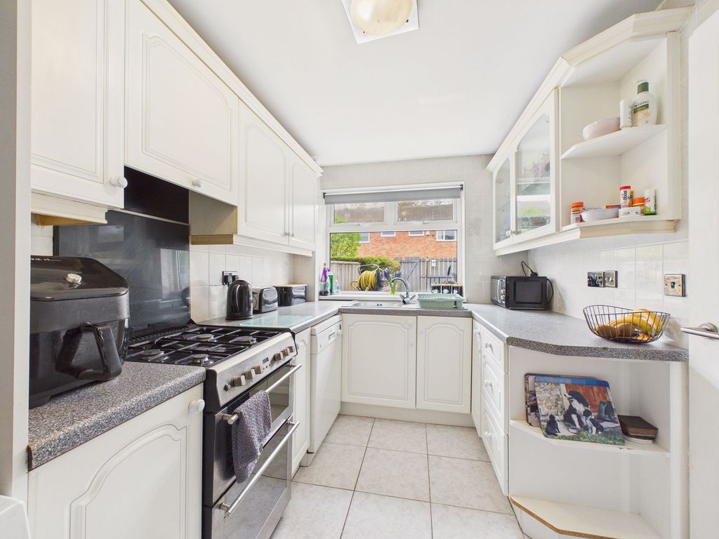 Property photo 3 of 11 Kitchen