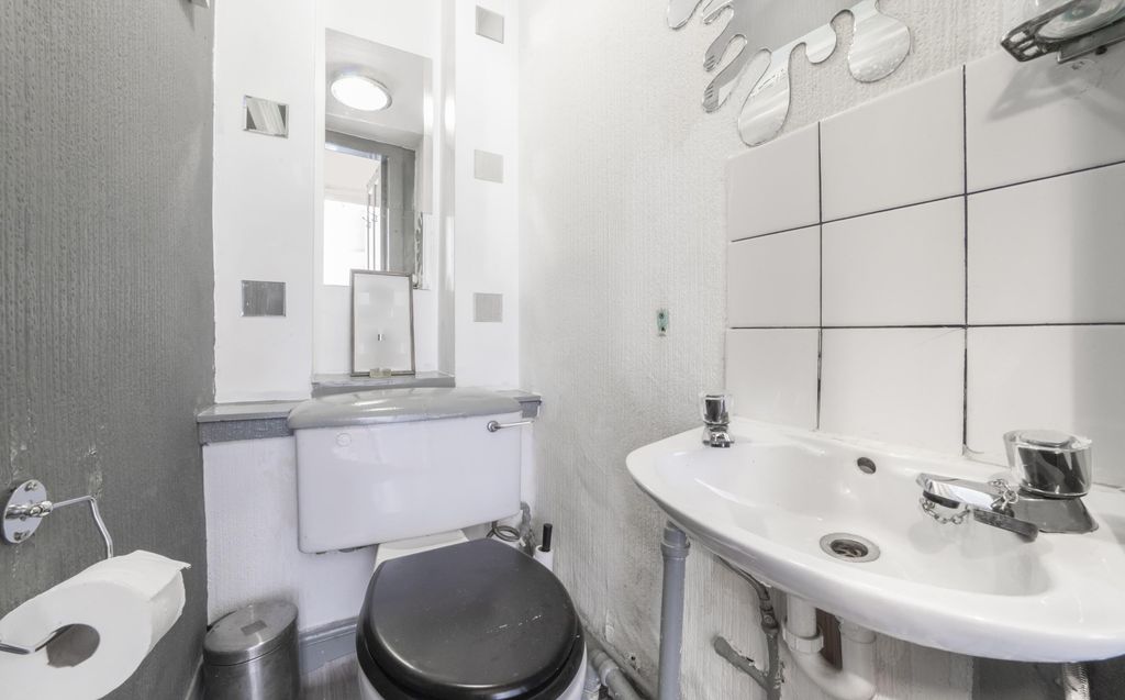 Property photo 2 of 9 Photo 1