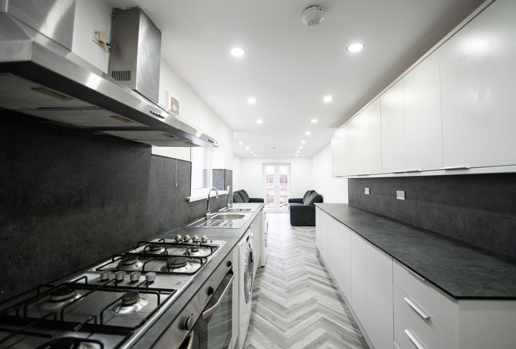 Property photo 3 of 6 Photo 4