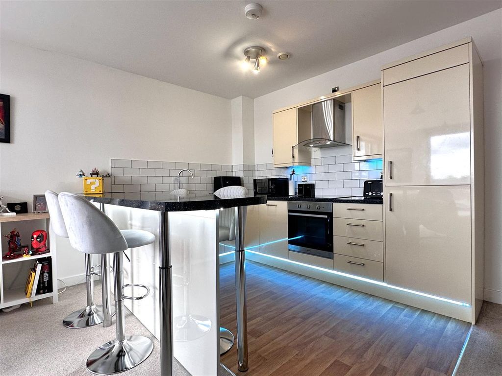 Property photo 2 of 16 Stylish Breakfast Kitchen 265