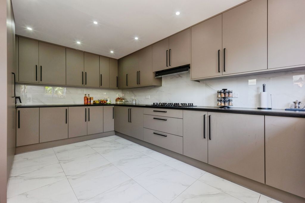 Property photo 3 of 50 Pbox-Img.Jpg