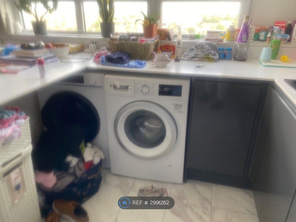 Property photo 3 of 10 Washing Machine And Dryer