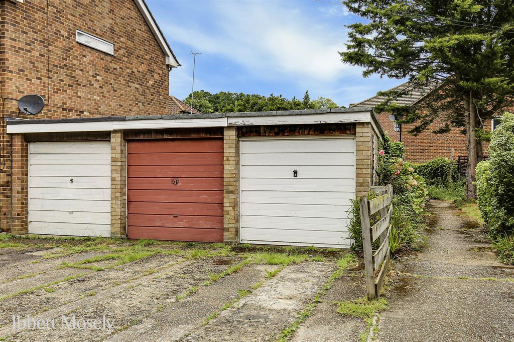 Property photo 2 of 18 21 Garage.Jpg