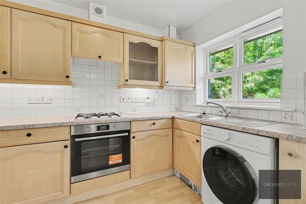 Property photo 2 of 12 18 Bakery Close Sw9 0Eb-7.Jpg