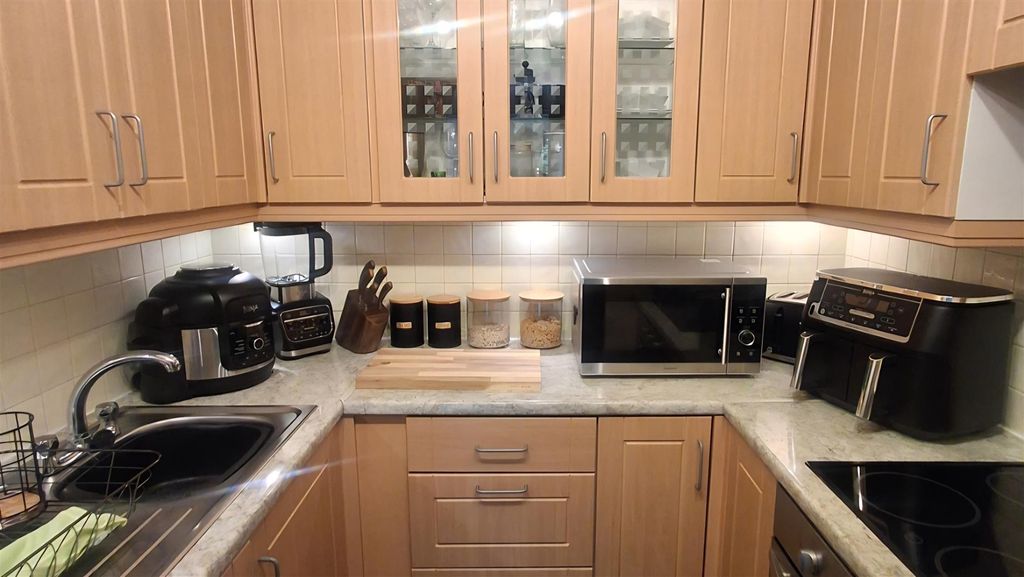 Property photo 3 of 11 Kitchen