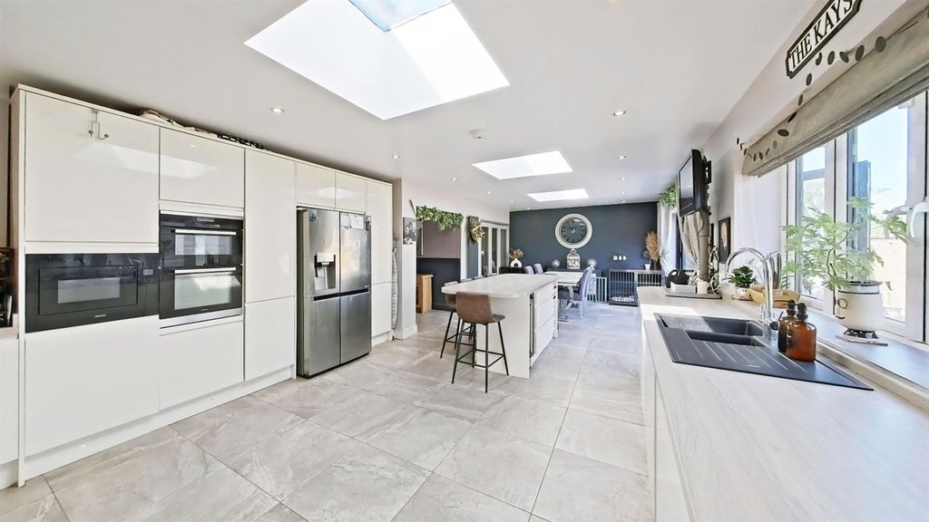 Property photo 3 of 20 Kitchen/Breakfast Room/Dining Room