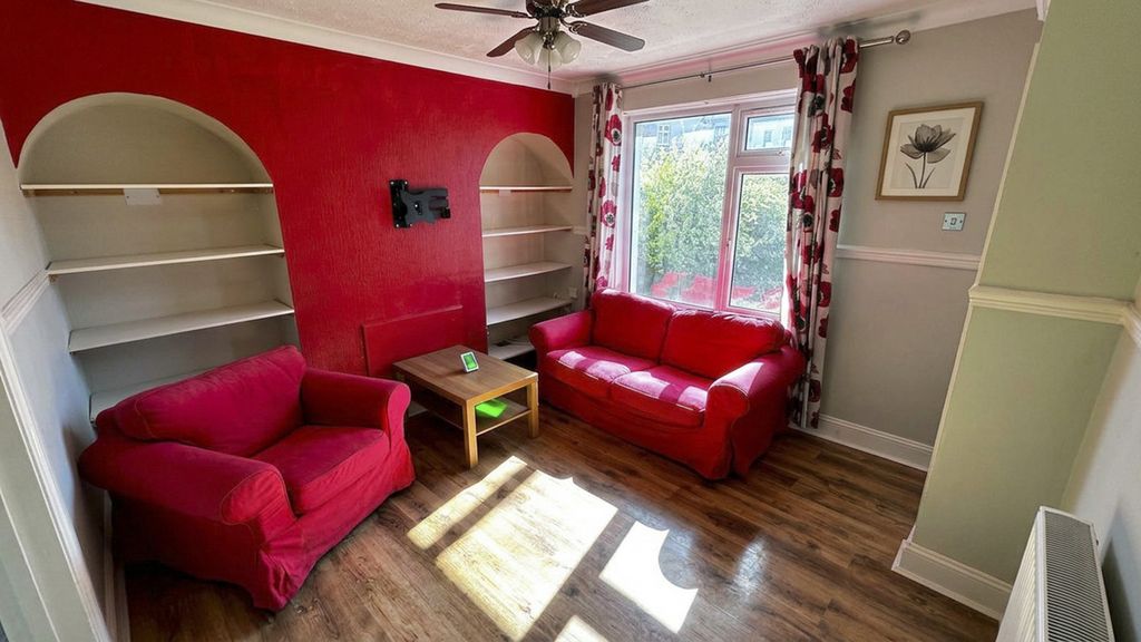 Property photo 2 of 8