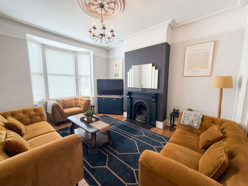 Property photo 2 of 13 Lounge