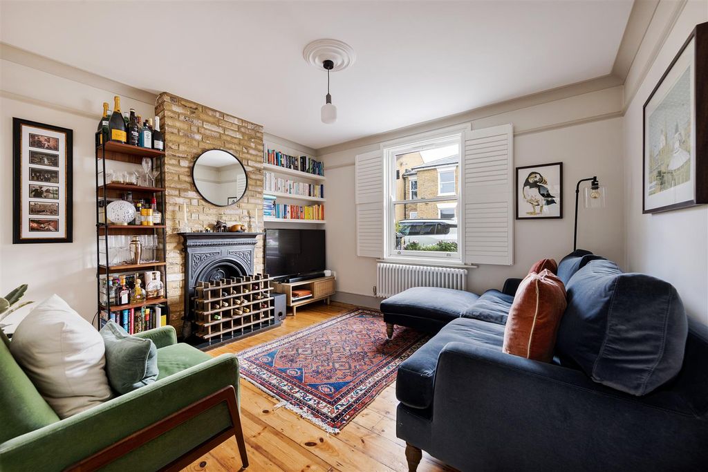 Property photo 2 of 36 Byron Road E17