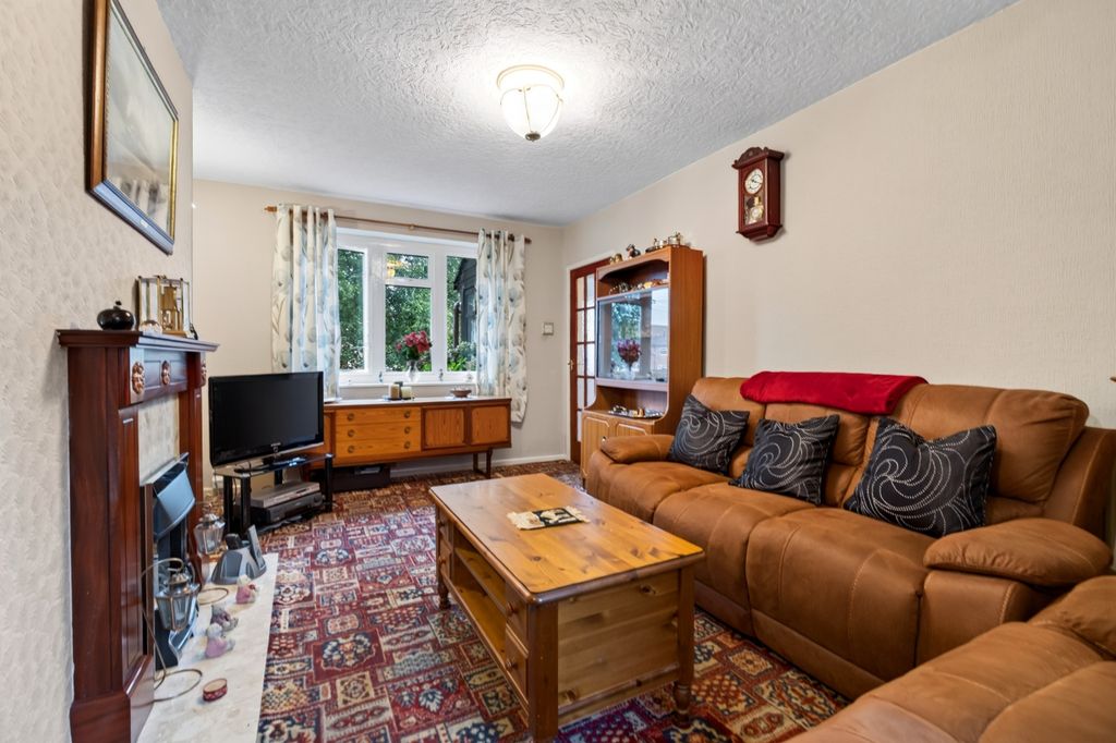 Property photo 3 of 15 Living Room (2)