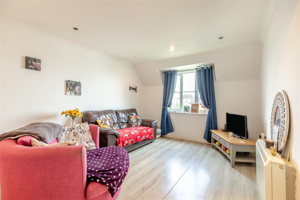 Property photo 2 of 12 8696247-Interior18.Jpg