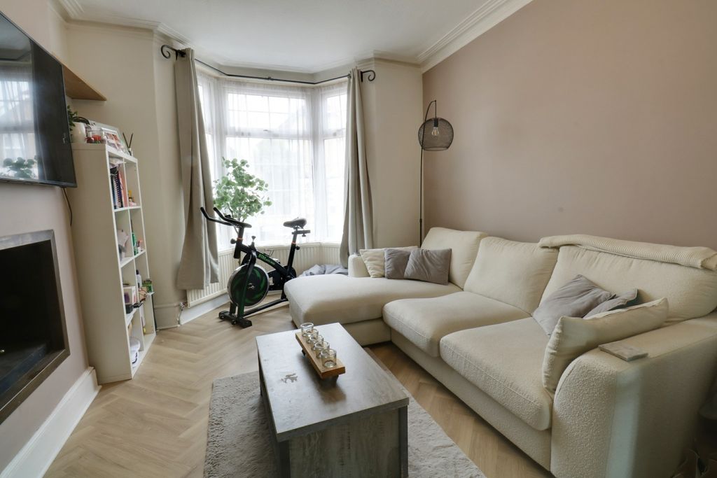 Property photo 2 of 16 4380201