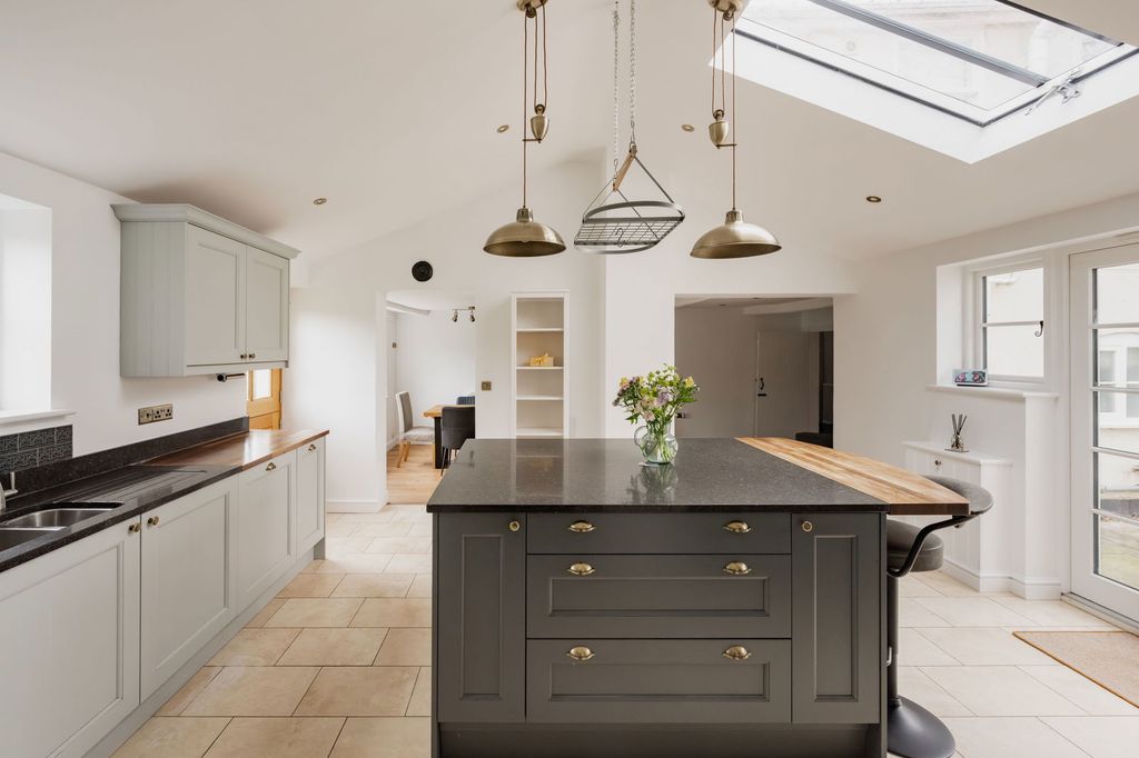 Property photo 2 of 30