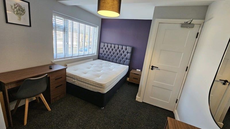 Property photo 2 of 16 Bright, Modern Bedroom With A Comfortable Double B...