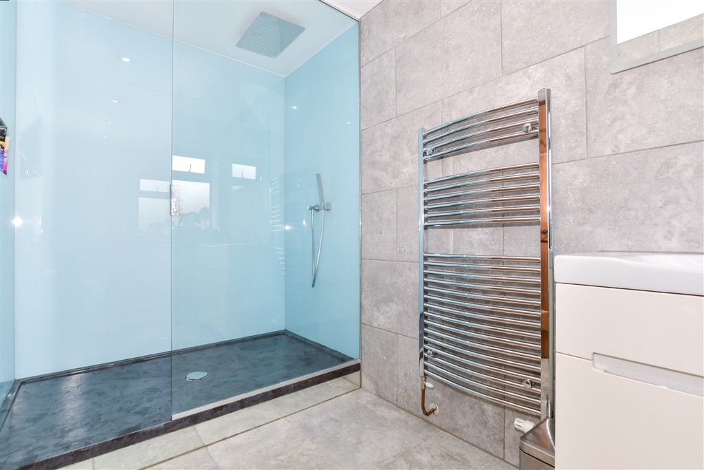 Property photo 3 of 4 En-Suite Shower Room