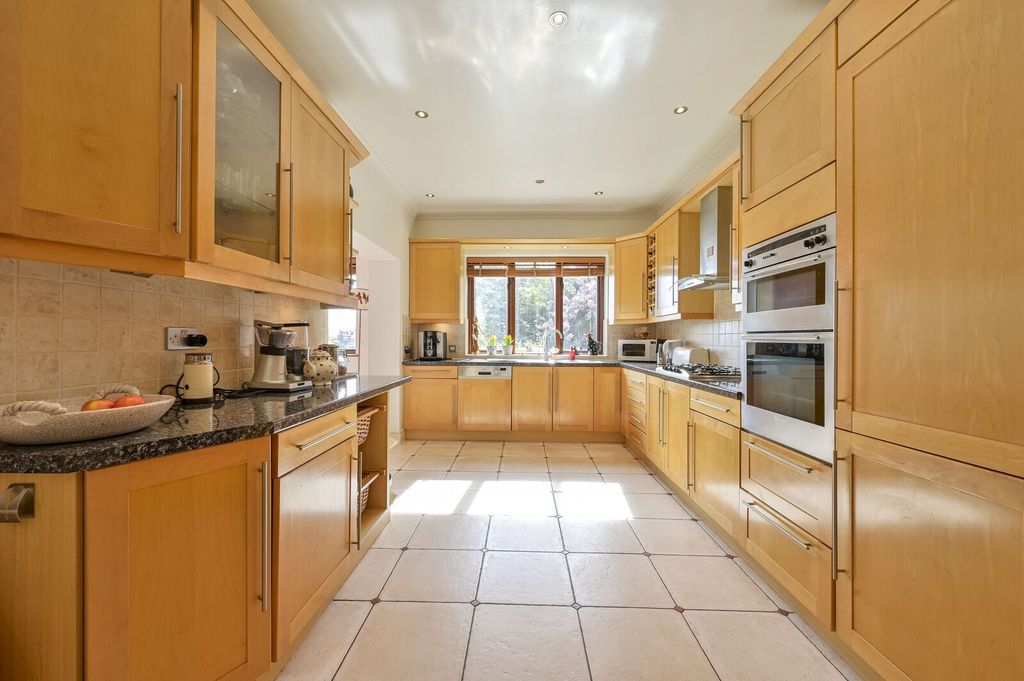 Property photo 2 of 21