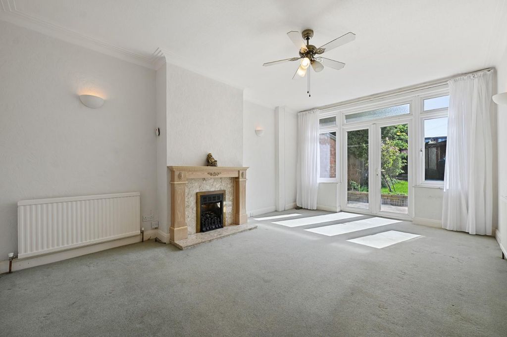 Property photo 3 of 11 Dining Room