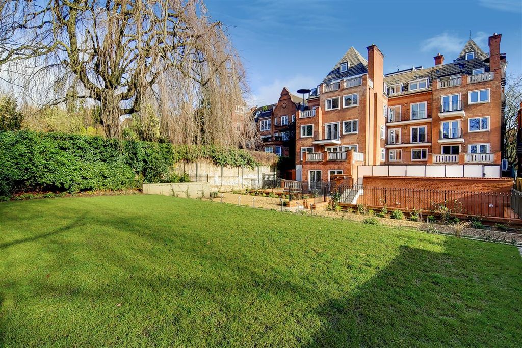 Property photo 3 of 11 11_Communal Garden-2.Jpg