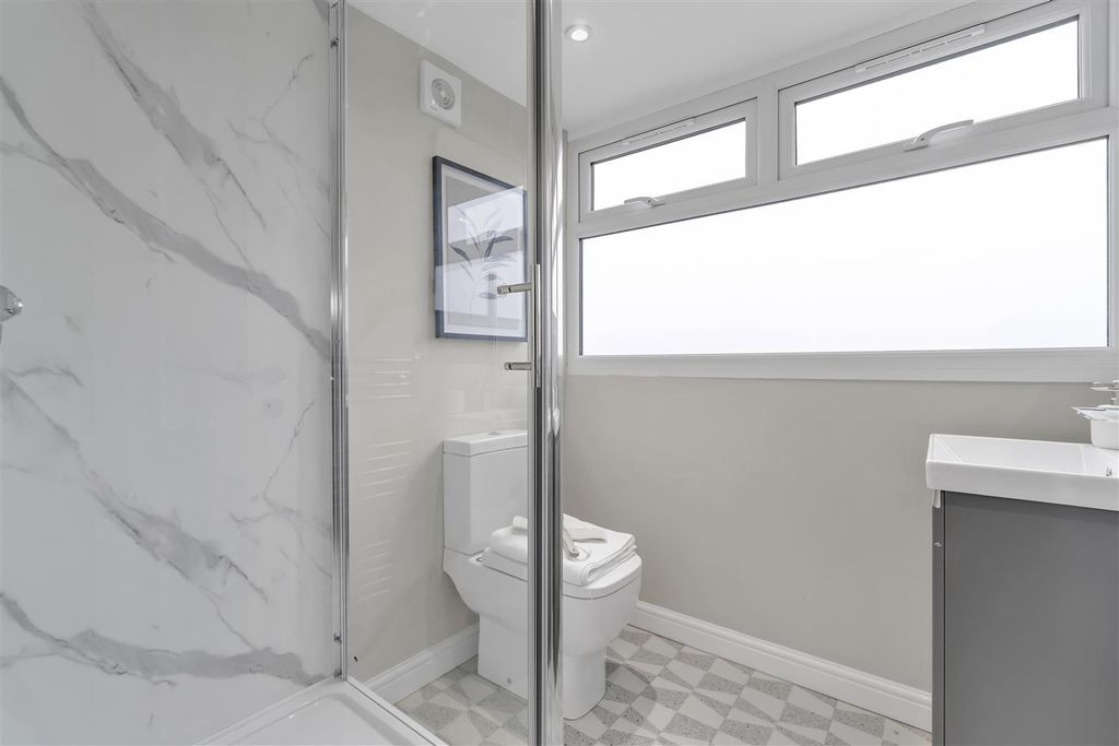 Property photo 3 of 14 Bathroom
