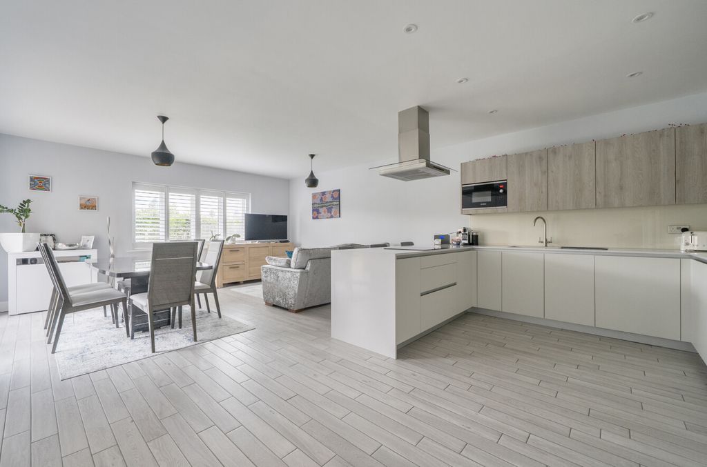 Property photo 2 of 27 1469730-12-6A1Eda...