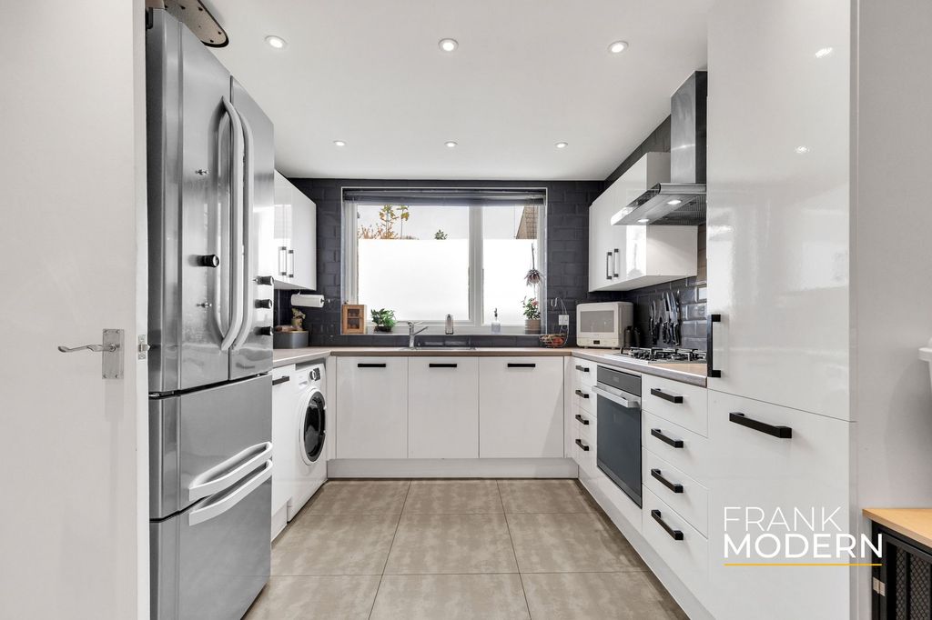 Property photo 3 of 31 Kitchen