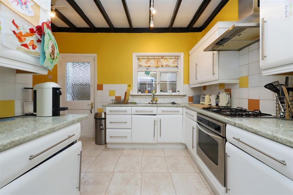 Property photo 3 of 10 Kitchen