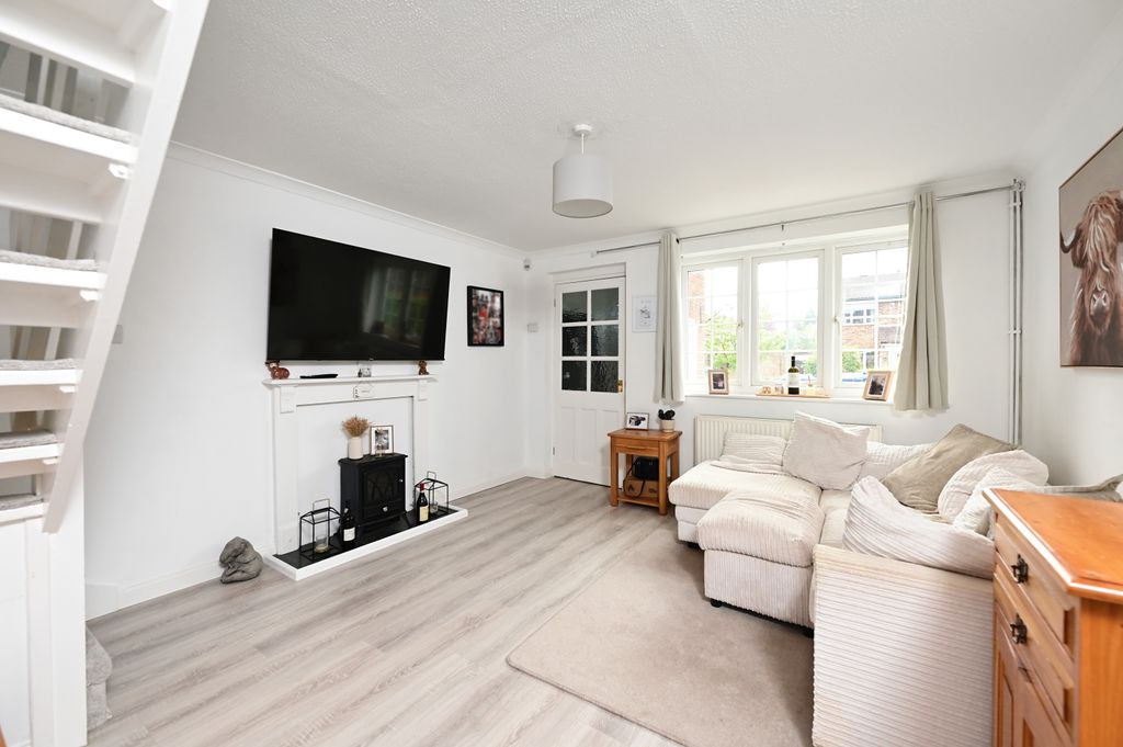 Property photo 3 of 9 38 Cherrytree Close (3)