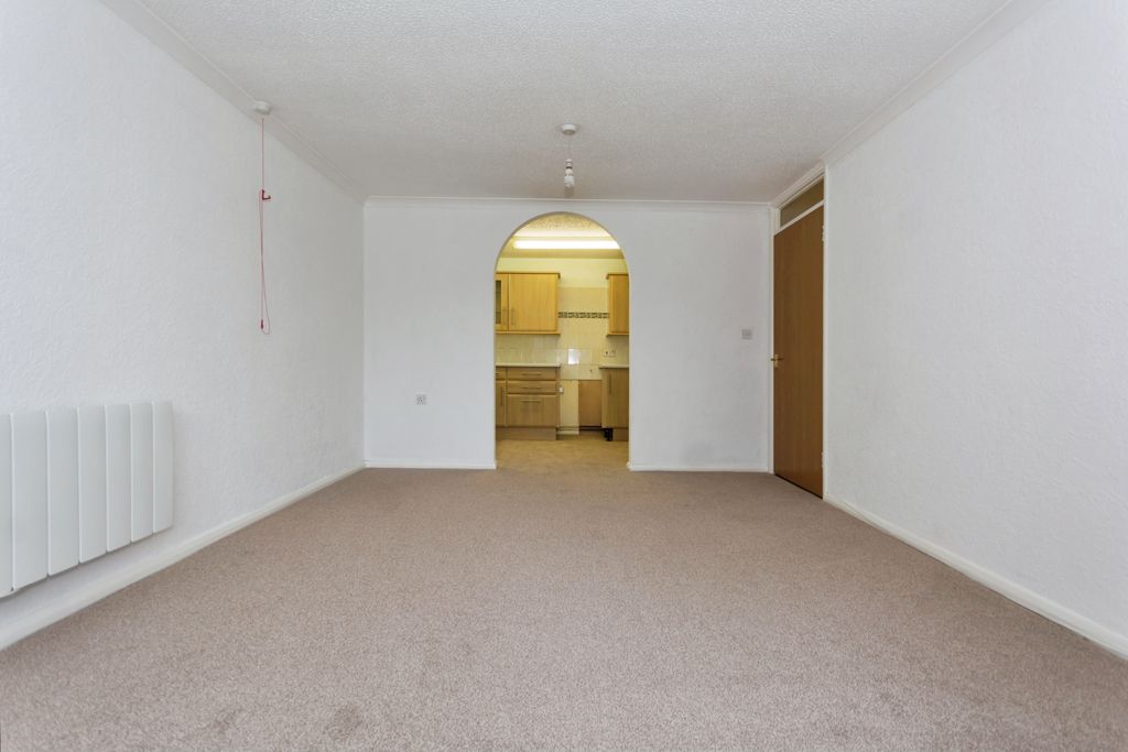 Property photo 3 of 16 Lounge