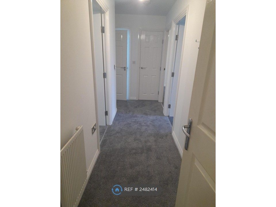 Property photo 3 of 8 Hallway