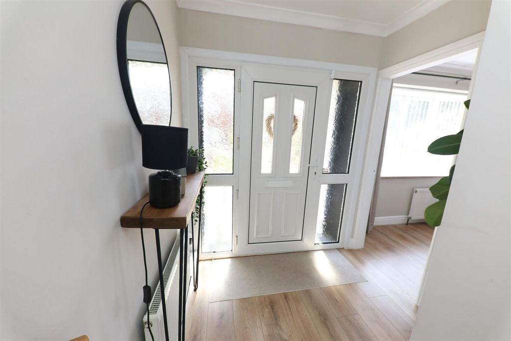 Property photo 2 of 19 Entrance Hall