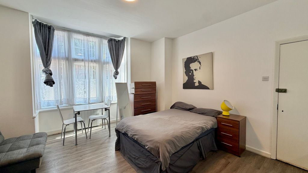 Property photo 1 of 10 Bedroom