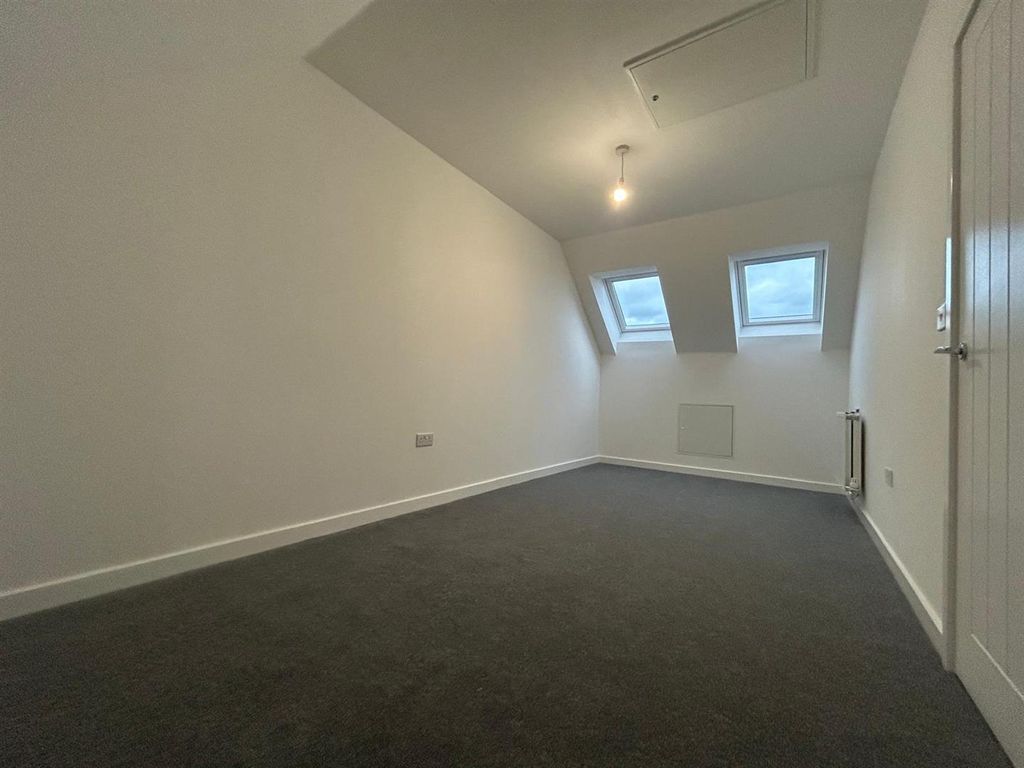 Property photo 3 of 11 Attic Bedroom.Jpeg