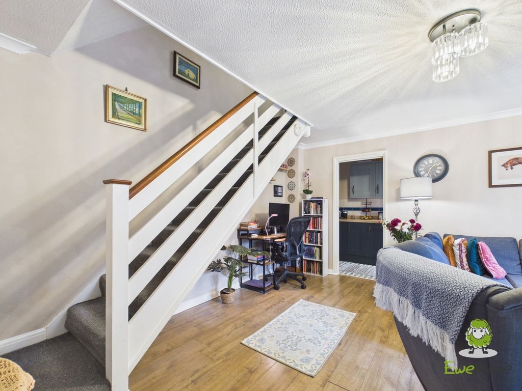 Property photo 3 of 15 Ewemove Estate Agents Basingstoke - Ajax Close -Li