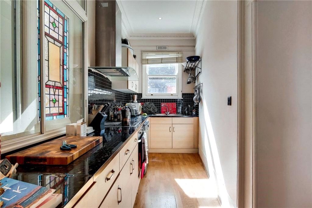 Property photo 3 of 10 Kitchen