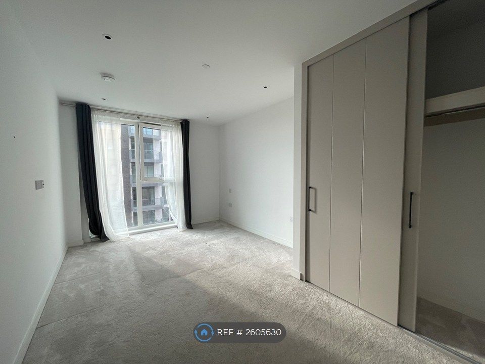 Property photo 2 of 11 Ensuite Bedroom