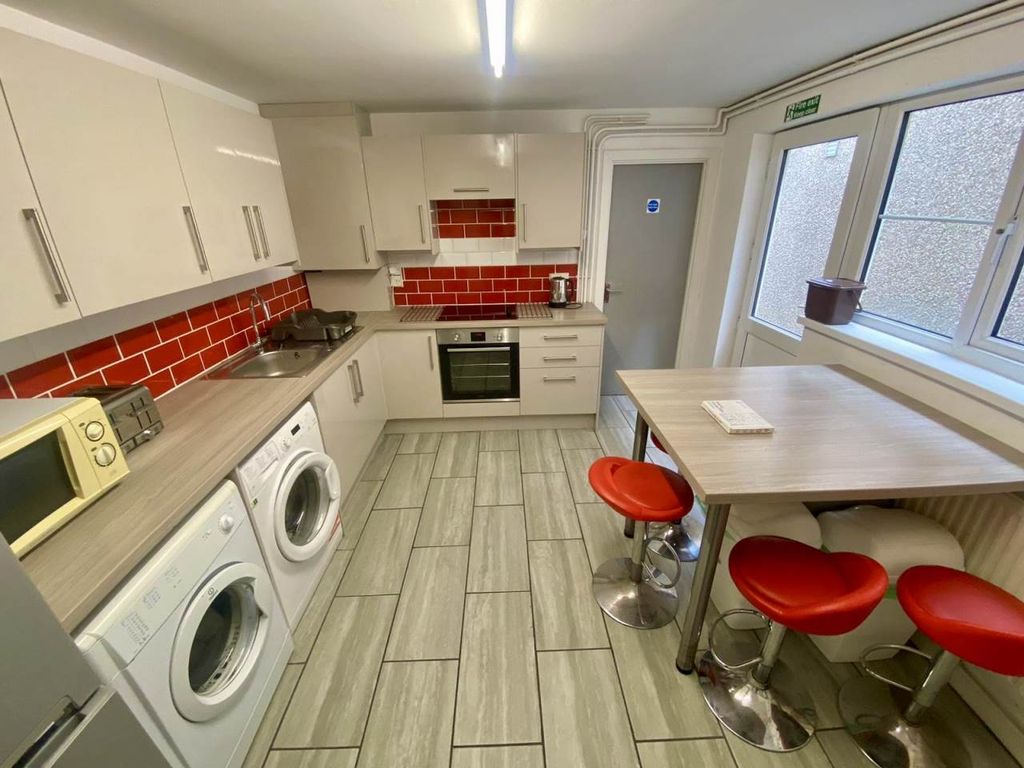 Property photo 3 of 12 8399717B-710B-47F3-8316-232A693E6146