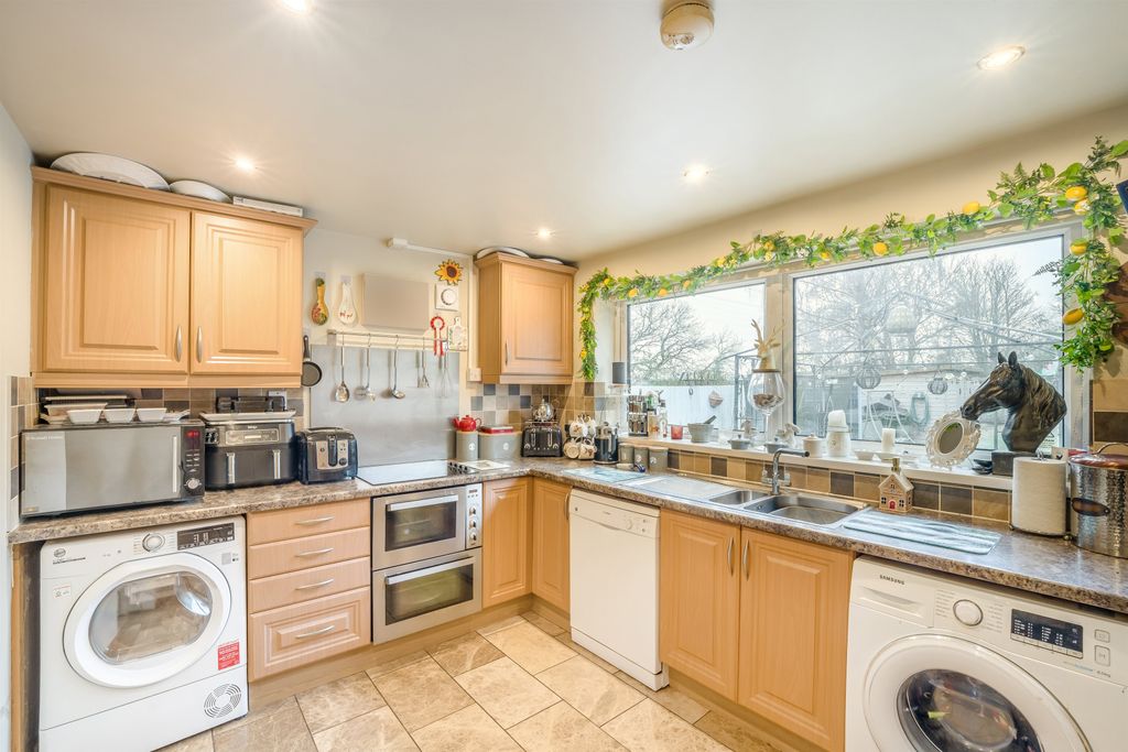 Property photo 2 of 21