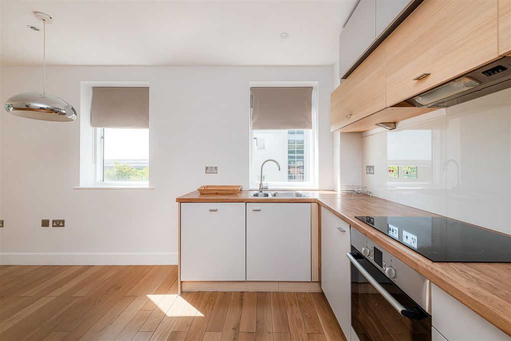 Property photo 3 of 11 Kitchen