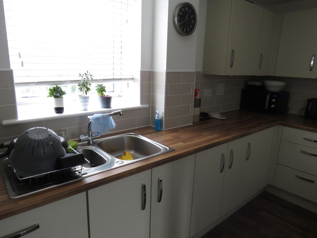 Property photo 2 of 6 Kitchen