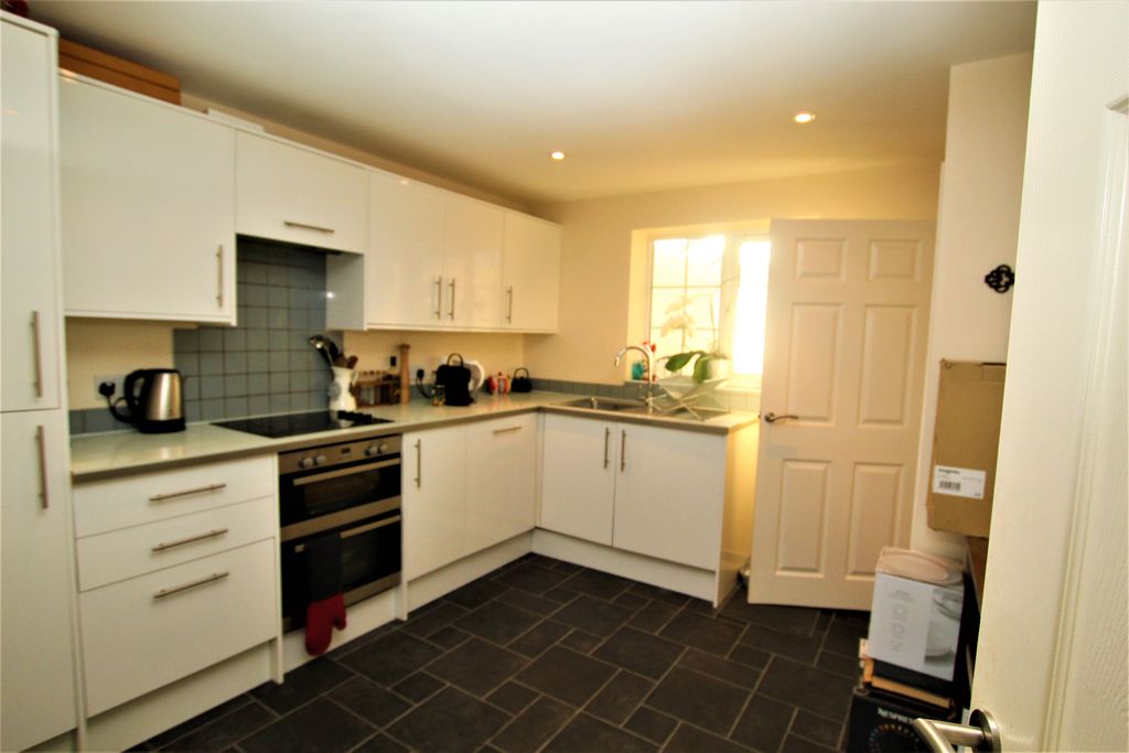 Property photo 3 of 9 Kitchen