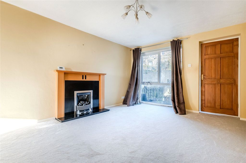 Property photo 2 of 15 Lounge