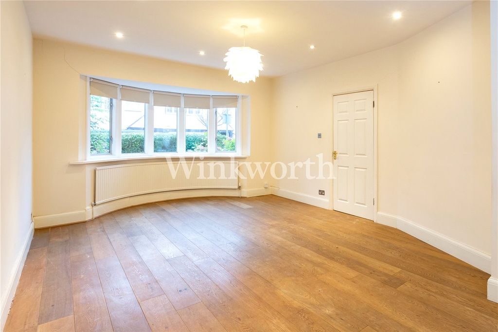 Property photo 2 of 18 Picture No. 24